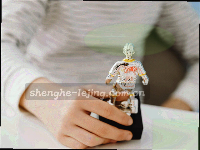 球迷围巾搭在球场栏杆上的抓拍，色块鲜明